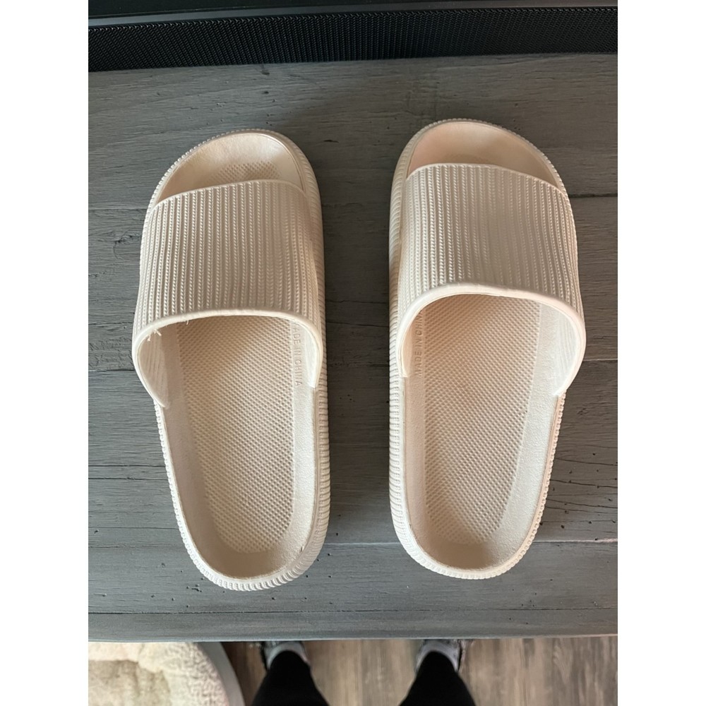 **New**Eva Material Cloud Slippers; Size 8.5/9; beige